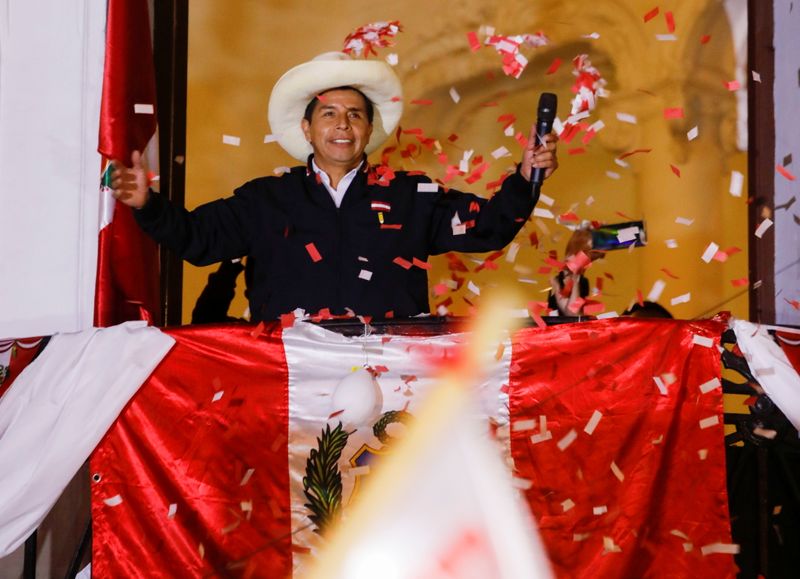ペルー大統領選、カスティジョ氏が過半数　当選まだ確定せず