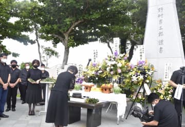 自決の旧日本海軍幹部ら悼む　沖縄戦76年、壕から中継