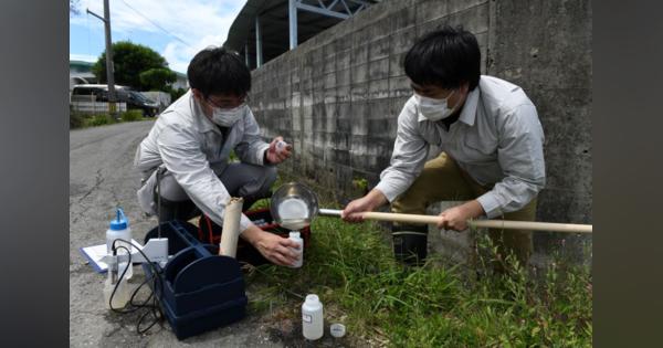 県職員が水路や河川で水質調査　米軍タンク汚水漏出で　沖縄・うるま