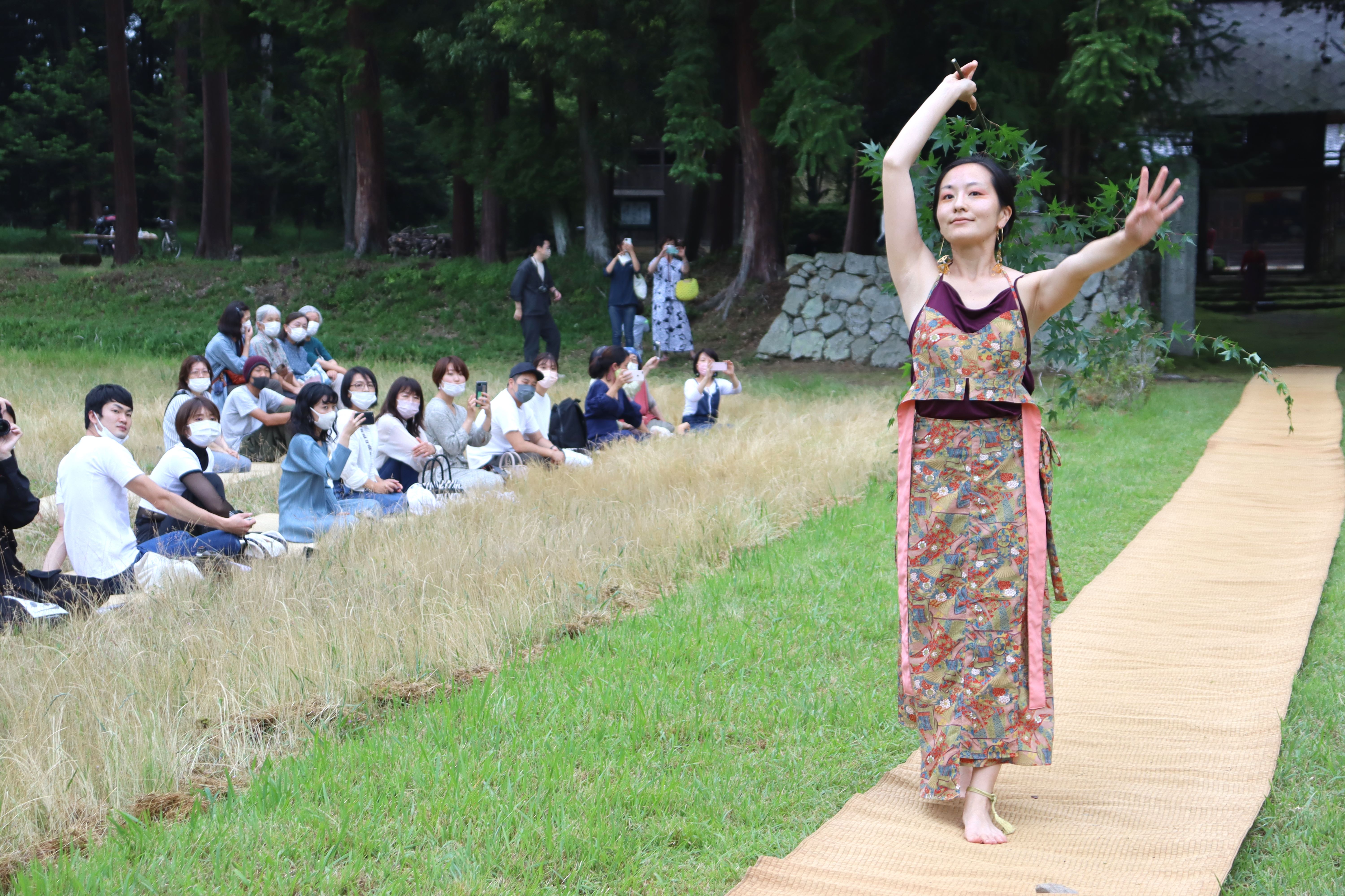 ランウエーはあぜ道　田舎の風景活用、寺でファッションショー　京都・南丹