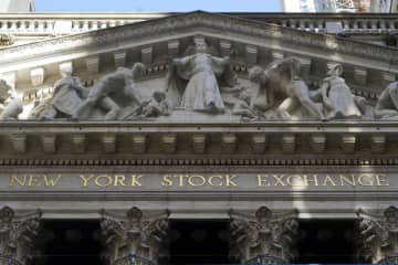 NY株反発、586ドル高　買い戻し、景気回復期待で