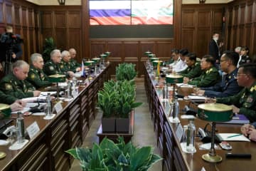 ミャンマー軍事支援を誇示　ロシア国防相、国軍トップに