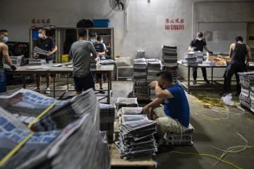 香港紙リンゴ日報が廃刊へ　中国、国安法で締め付け