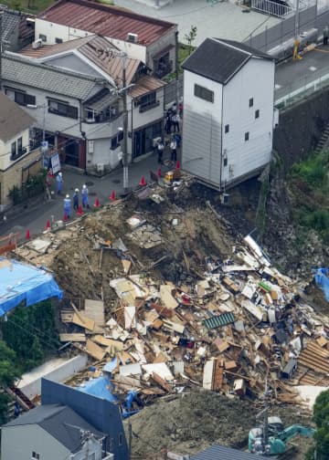 崖の上の住宅2棟崩落、大阪　西成区、けが人なし