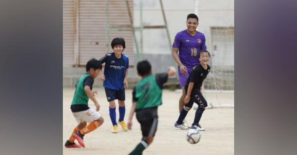 帰国拒否選手、子どもとサッカー　ミャンマー国軍に抗議、大阪で