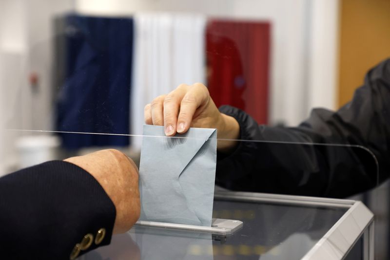 仏地方選の決選投票、大統領与党と極右が敗北