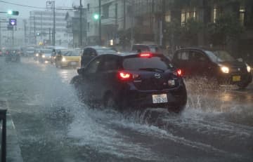 沖縄本島に線状降水帯　局地的豪雨、気象庁が初速報