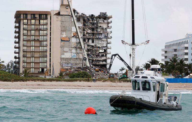 米フロリダのマンション崩落、死者18人に　不明者147人の捜索続く