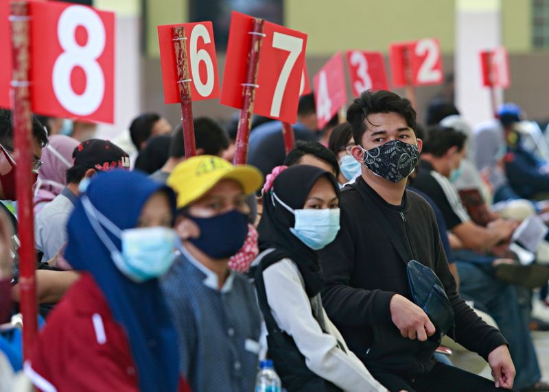 インドネシア、新型コロナ感染急増で「緊急措置」発動へ