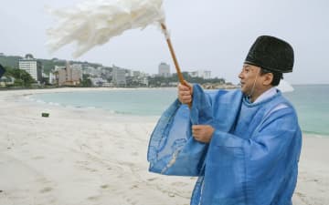 和歌山・白良浜で雨の中の海開き　「安全対策万全」8月まで