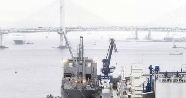 米軍輸送艦が横浜の民間ふ頭で積み込み作業　隣接米軍施設ではオスプレイ陸揚げ