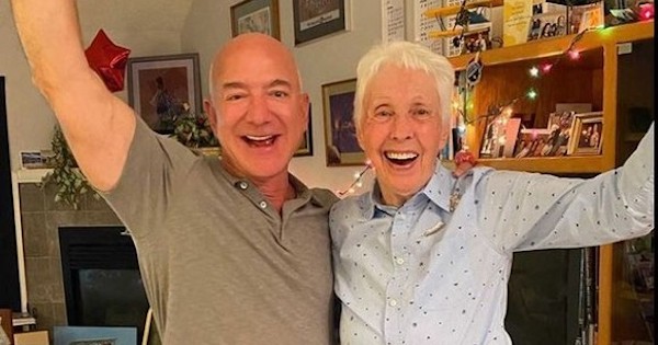 82歳女性、ベゾス氏と共に宇宙へ ブルー・オリジン発表