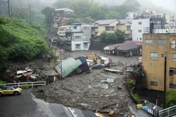 熱海で土石流、20人の安否不明　2人死亡、10人救助