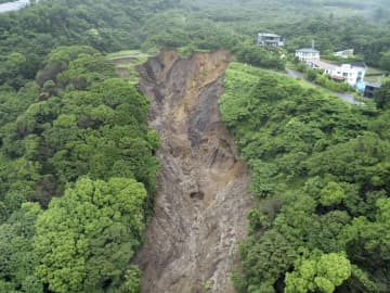 土石流、盛り土含め大規模崩落　宅地造成の経緯、県が調査へ