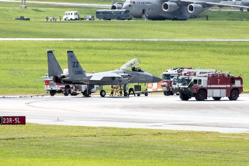 F15戦闘機、閉鎖中の滑走路に緊急着陸　嘉手納基地