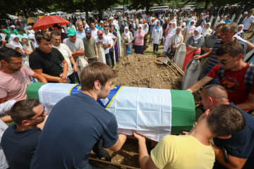 ボスニア虐殺で追悼式　新たに19人特定、埋葬