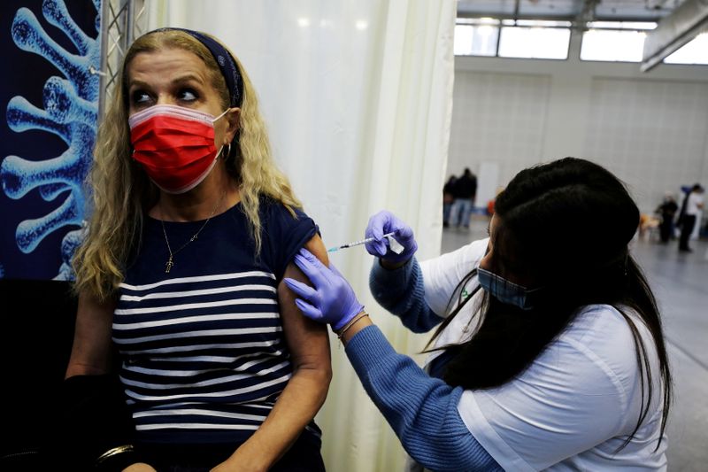 イスラエル、ワクチンの3回目接種開始　リスク高い成人対象に
