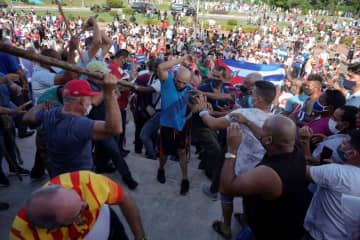 キューバで異例の政府抗議デモ　数千人か、大統領は火消し