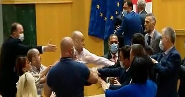 東欧ジョージアで取材中に襲われたカメラマン死亡　議会は混乱