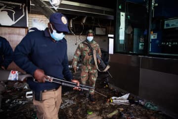 南アフリカ暴動、死者72人に　軍や警察、ゴム弾や閃光弾使用
