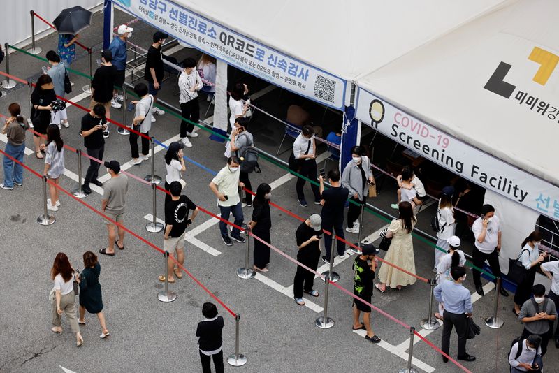 韓国、新規感染者1615人で記録更新　社会的距離規制を強化