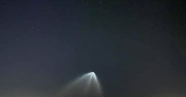 沖縄、西の夜空に謎の発光体　放射状に輝く物体はUFO？