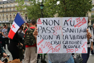 仏、ワクチン接種「自由を」　政府の強硬策に抗議デモ