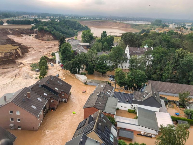 独 ベルギー洪水の死者1人超に 行方不明約1300人