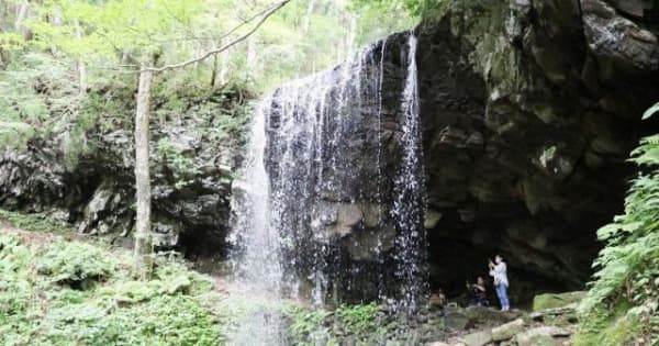 “水のカーテン”ひんやりと　鏡野の岩井滝でひとときの涼