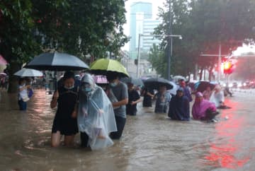 中国河南省、大雨で12人死亡　10万人避難、地下鉄浸水