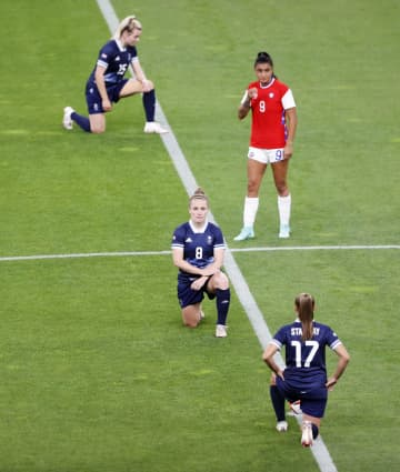 膝つきで人種差別に抗議の意　五輪サッカー女子、英国代表ら