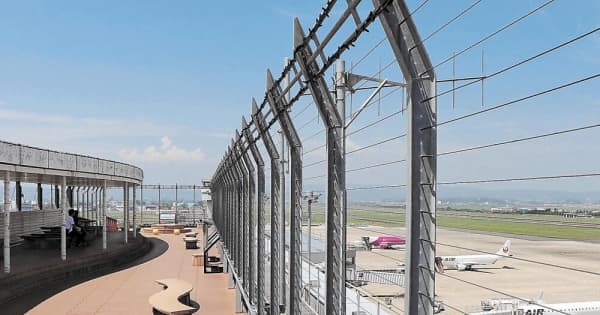 飛行機眺め至福の一杯　仙台空港展望デッキにビアテラス