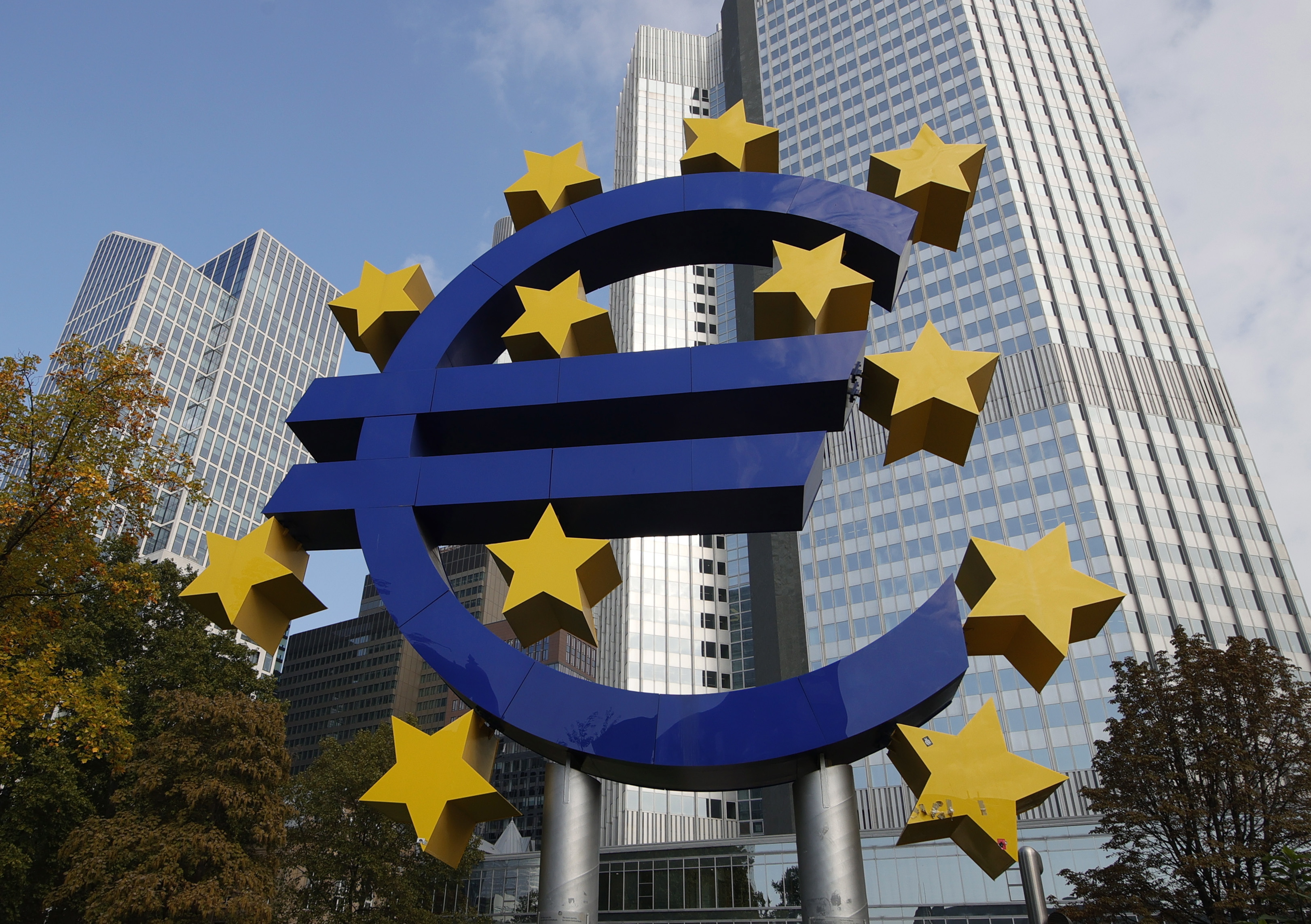 欧州中央銀行、緩和継続を強調　指針変更、物価上振れを容認