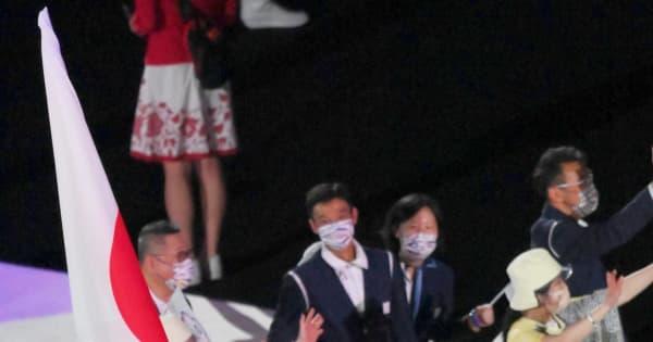 日本は白ジャケ＆赤パンツ　女子はワイドパンツも「可愛い」「日本らしい」　64年と逆