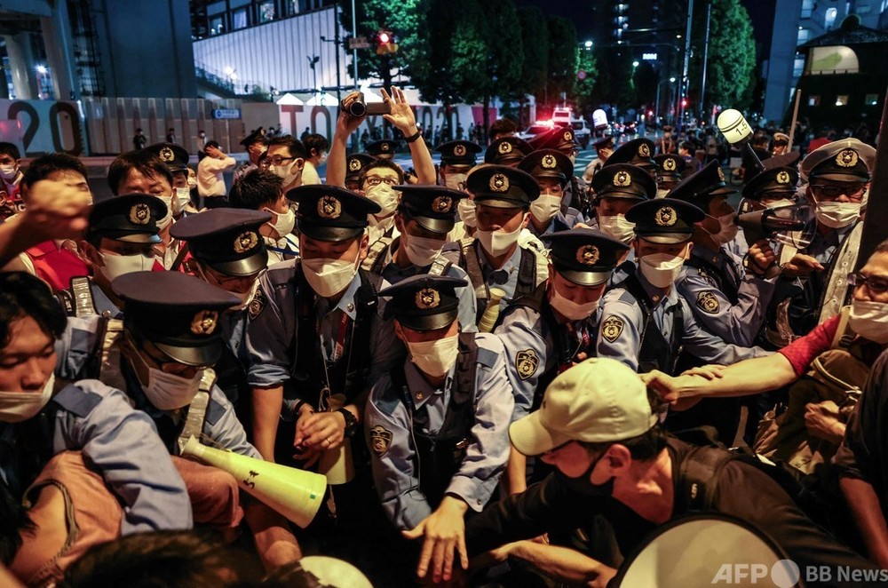 東京五輪反対、デモ隊の前に立ちはだかる警察