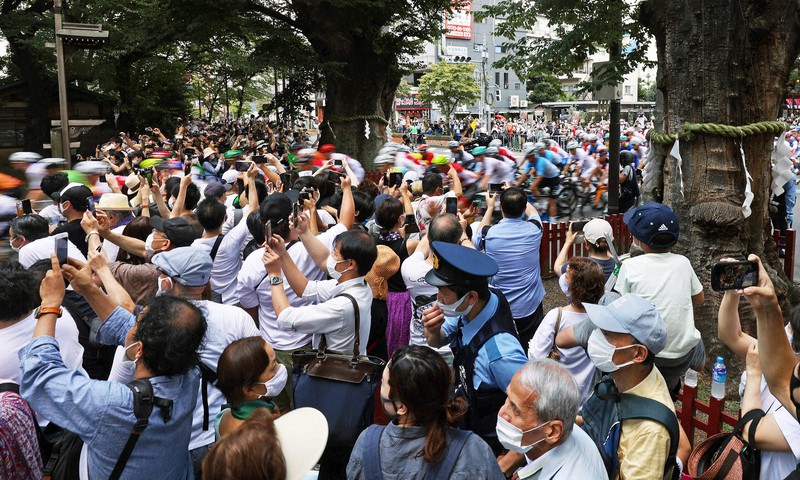東京五輪をひと目見ようと自転車ロードレース、沿道に観客密集