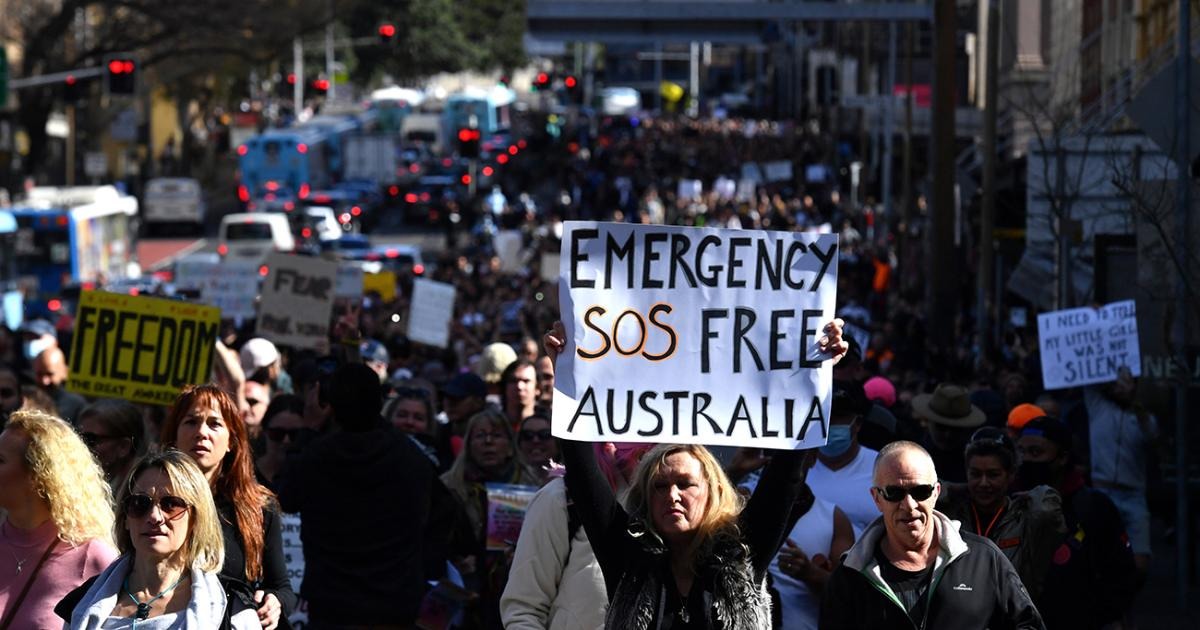 Daily Brief：シドニーで反ロックダウンの群衆衝突
