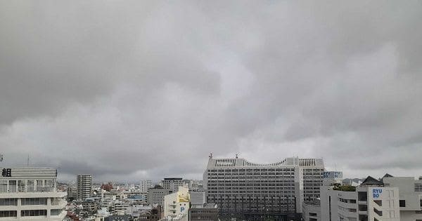 沖縄の天気予報（7月27日）曇り所により雨　湿った空気の影響で　高波に注意