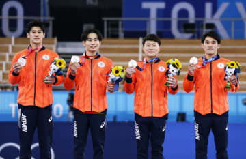 日本、体操男子団体「銀」　初代表4人、2連覇ならず