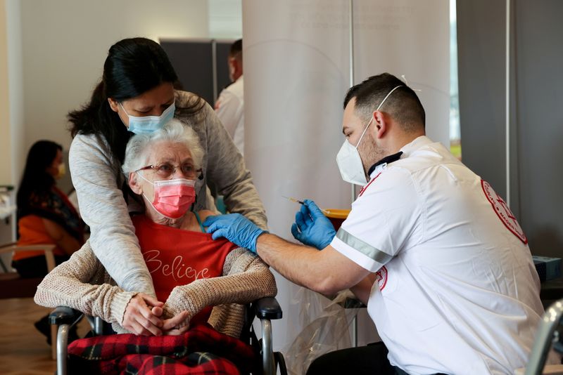 イスラエル、高齢者対象にファイザー製ワクチンの追加接種検討