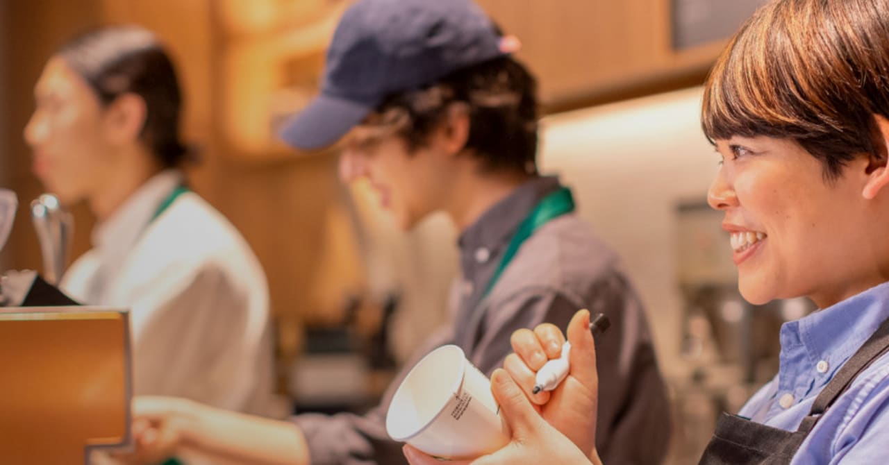 スターバックスが日本上陸以来初のドレスコード改訂 髪色やデニム着用が自由に