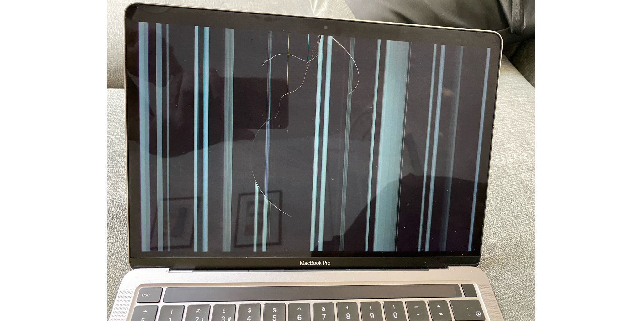 M1 MacBook、普通に使っていたのに画面が割れたとの複数報告