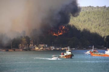 トルコ南部で山火事続き死者6人　各国支援、ホテル客退避も