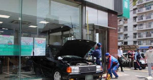 信金支店にタクシー突っ込む　1人負傷　広島市中区
