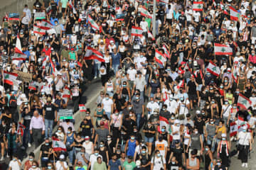 大爆発1年、数千人が抗議　レバノン、治安部隊と衝突