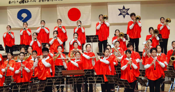 波の音やパーランクーで演出　沖縄の高校生たちが合唱と吹奏楽で熱演
