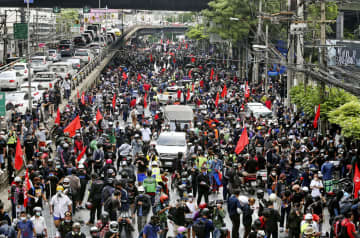 タイの首都でデモ強制排除　首相辞任を要求