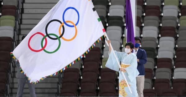 小池百合子知事　格調高い装いでオリンピック旗を手渡す