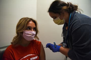 米専門家、8月中の正式承認期待　ワクチン巡り
