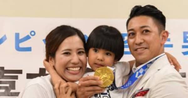 喜友名諒が那覇空港に凱旋　海を越えた金メダル、家族とともに